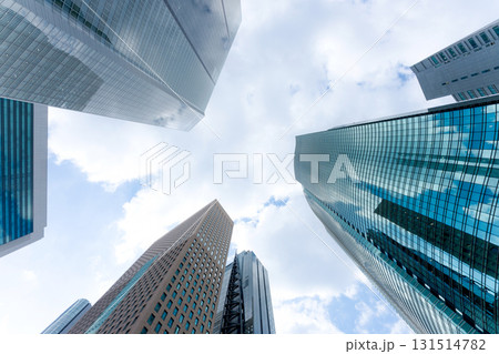高層ビルを見上げるオフィス街の風景 131514782
