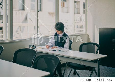 塾の教室で勉強する男子中学生 131514783