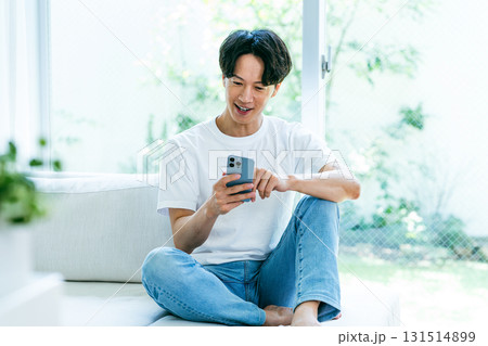 スマホを操作する男性 スマホを操作する男性 131514899