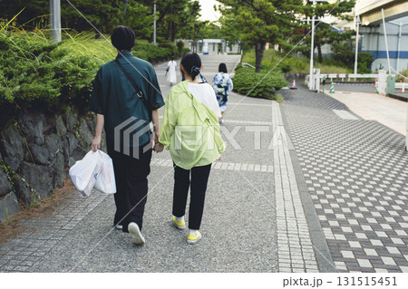 八景島　歩くカップル　後ろ姿　顔無し 131515451