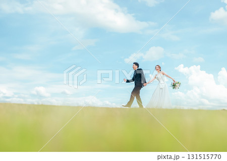 空バックの新郎新婦(ウェディング・結婚式・ブライダル・ロケーションフォト・フォトウェディング) 空バックの新郎新婦(ウェディング・結婚式・ブライダル・ロケーションフォト・フォトウェディング) 131515770