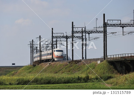 東武日光線を走る特急スペーシアの電車 東武日光線を走る特急スペーシアの電車 131515789