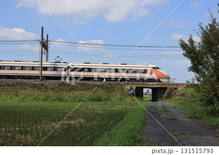 東武日光線を走る特急スペーシアの電車 東武日光線を走る特急スペーシアの電車 131515793