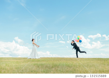 空バックの新郎新婦（ウェディング・結婚式・ブライダル・ロケーションフォト・フォトウェディング） 131515889