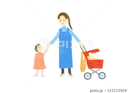笑顔で赤いベビーカーを押す女性と手を繋ぐ女の子 131515929