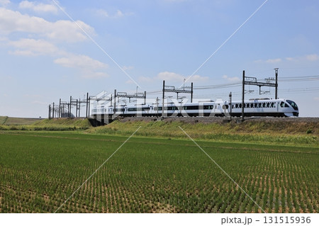 東武日光線を走る特急スペーシアXの電車 東武日光線を走る特急スペーシアXの電車 131515936
