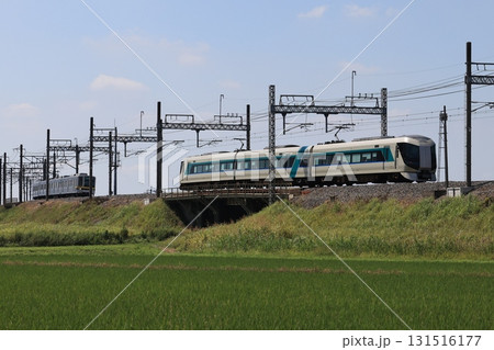 東武日光線を走る特急リバティー号の電車 131516177