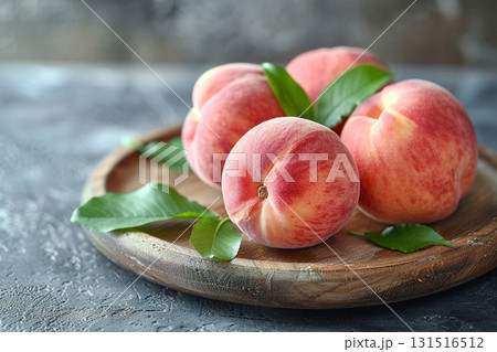 ピンク色に輝くみずみずしい桃 131516512