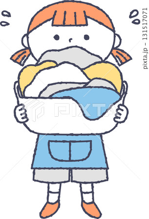 大量の洗濯物を持っている女の子 131517071