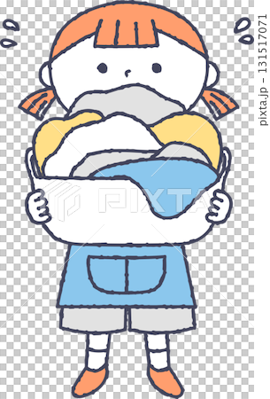 大量の洗濯物を持っている女の子 131517071