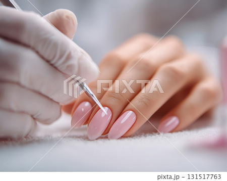 プロフェッショナルによる美しいネイル施術のクローズアップ（美容 ファッション 広告） 131517763