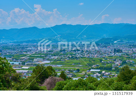 山梨県甲州市の牛奥みはらしの丘から西側の眺望 131517939