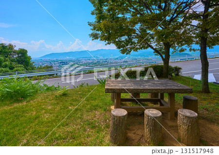 山梨県甲州市の牛奥みはらしの丘のベンチから西側の眺望 山梨県甲州市の牛奥みはらしの丘のベンチから西側の眺望 131517948