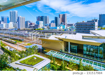 日本の東京都市景観新風景。高輪ゲートウェイ駅や山手線、京浜東北線、芝浦のタワーマンション群などを望む 131517984