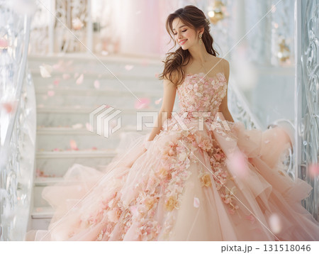 花びら舞う階段で微笑むピンクドレスの日本人女性（ブライダル ファッション 広告） 131518046