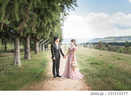 公園でドレス姿で手を繋ぐ新郎新婦（ウェディング・結婚・ロマンス・ブライダル・アンティーク） 131518177