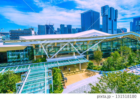 日本の東京都市景観　高輪ゲートウェイ駅や品川のオフィスビル群（右奥）などを望む 131518180