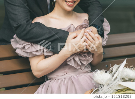 公園のベンチに座るカップル(結婚・ウェディング・ブライダル) 公園のベンチに座るカップル(結婚・ウェディング・ブライダル) 131518292