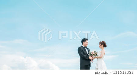 空バックの新郎新婦(ウェディング・結婚式・ブライダル・ロケーションフォト・フォトウェディング) 空バックの新郎新婦(ウェディング・結婚式・ブライダル・ロケーションフォト・フォトウェディング) 131518355