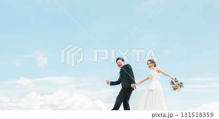 空バックの新郎新婦(ウェディング・結婚式・ブライダル・ロケーションフォト・フォトウェディング) 空バックの新郎新婦(ウェディング・結婚式・ブライダル・ロケーションフォト・フォトウェディング) 131518359