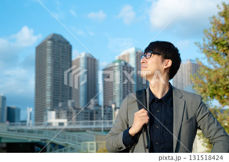 遠くを見つめる男性 131518424