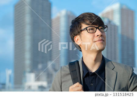 遠くを見つめる男性 131518425