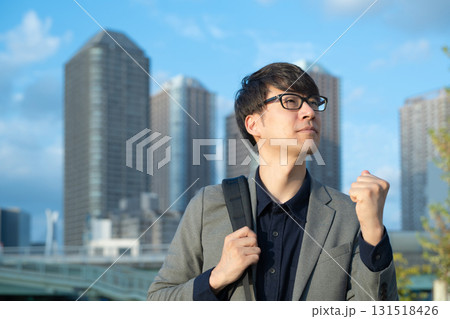 遠くを見つめる男性 131518426