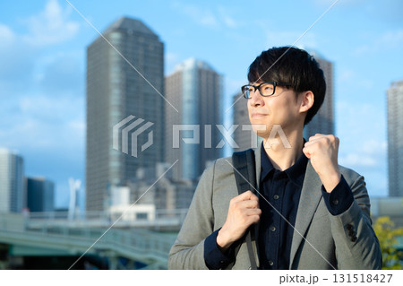 遠くを見つめる男性 131518427