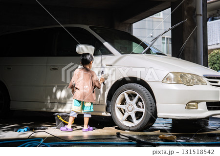 洗車の手伝いをする5歳の男の子 131518542