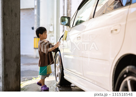 洗車の手伝いをする5歳の男の子 洗車の手伝いをする5歳の男の子 131518548