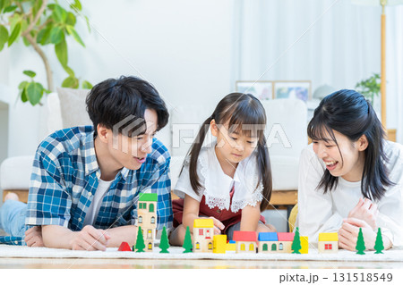 リビングで遊ぶ家族 リビングで遊ぶ家族 131518549