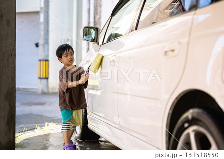 洗車の手伝いをする5歳の男の子 131518550