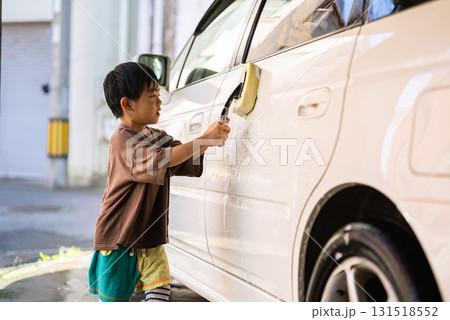 洗車の手伝いをする5歳の男の子 洗車の手伝いをする5歳の男の子 131518552