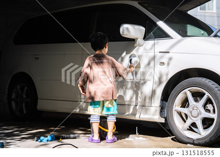 洗車の手伝いをする5歳の男の子 洗車の手伝いをする5歳の男の子 131518555