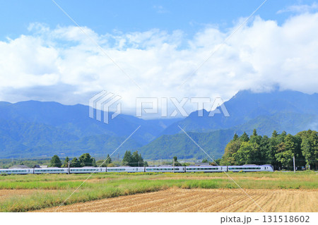 大糸線　初秋の安曇野を行く特急あずさ 131518602
