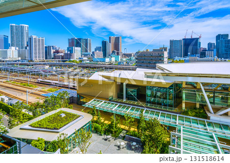 日本の東京都市景観新風景。高輪ゲートウェイ駅や新幹線、特急、芝浦のタワーマンション群などを望む 131518614