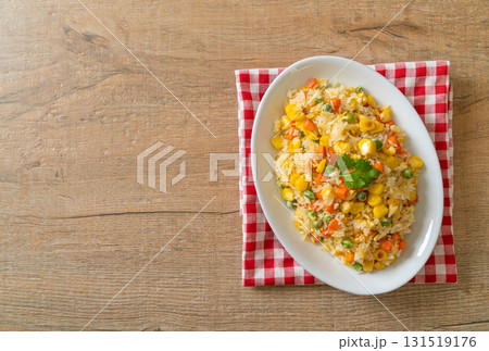 fried rice with mixed vegetable (carrot, green bean peas, corn) and egg 131519176
