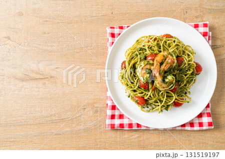 Spaghetti with prawns or shrimps in homemade pesto sauce 131519197
