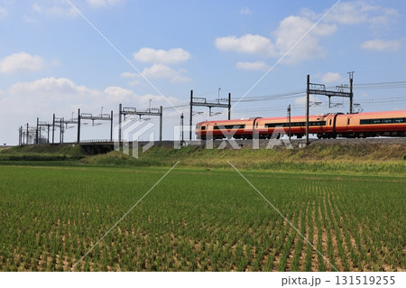 東武日光線を走るJR乗り入れ車両の特急鬼怒川号の電車 東武日光線を走るJR乗り入れ車両の特急鬼怒川号の電車 131519255