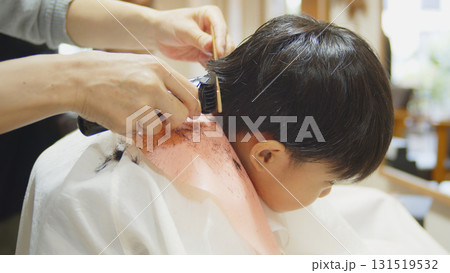 美容室で散髪を受ける5歳の男の子 131519532