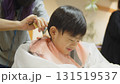 美容室で散髪を受ける5歳の男の子 131519537