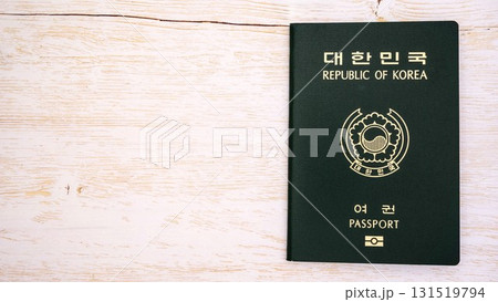 韓国 旧パスポート 緑 木目背景 韓国 旧パスポート 緑 木目背景 131519794