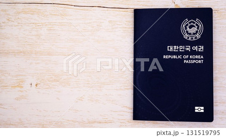 韓国パスポート 青色 木目の背景 131519795