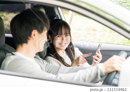 ドライブデートする若いアジア人カップル,夫婦 ドライブデートする若いアジア人カップル,夫婦 131519962