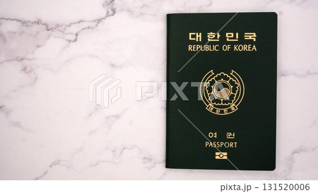 韓国の旧パスポート(緑)と大理石背景 韓国の旧パスポート(緑)と大理石背景 131520006