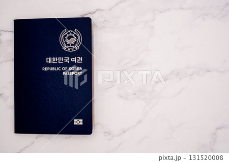 海外旅行 韓国 青 パスポートと大理石背景 131520008