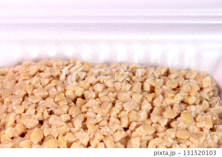 パック入りのひきわり納豆 クローズアップ パック入りのひきわり納豆 クローズアップ 131520103