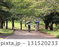 公園を散歩する婦人 131520233