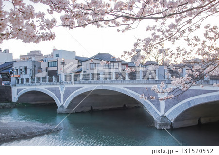 金沢・夕暮れの浅野川大橋と満開の桜、大正ロマン漂う三連アーチ橋と春の景観 金沢・夕暮れの浅野川大橋と満開の桜、大正ロマン漂う三連アーチ橋と春の景観 131520552