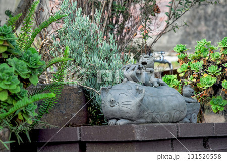 愛知・常滑の土管坂花園に佇む猫の置物、緑に包まれたやきもの散歩道の工芸風景 131520558